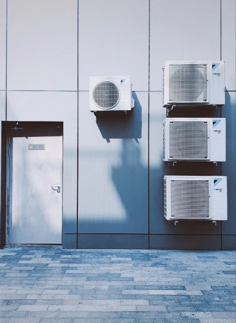 Řada venkovních jednotek klimatizace Daikin na fasádě firemní budovy