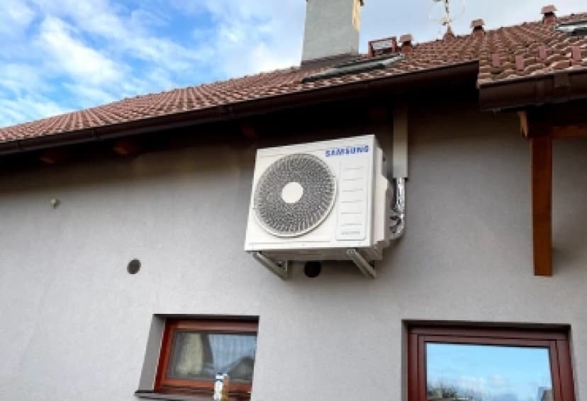 Venkovní jednotka klimatizace Samsung na fasádě domu