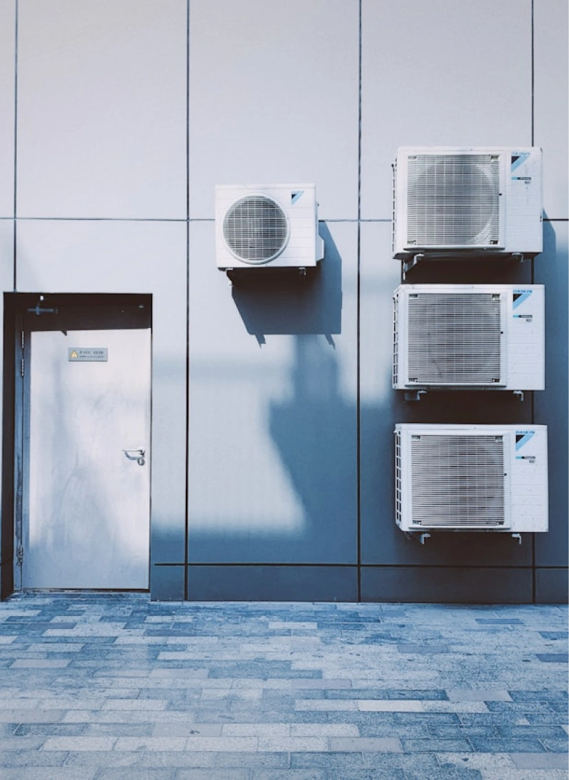 Řada venkovních jednotek klimatizace Daikin na fasádě firemní budovy