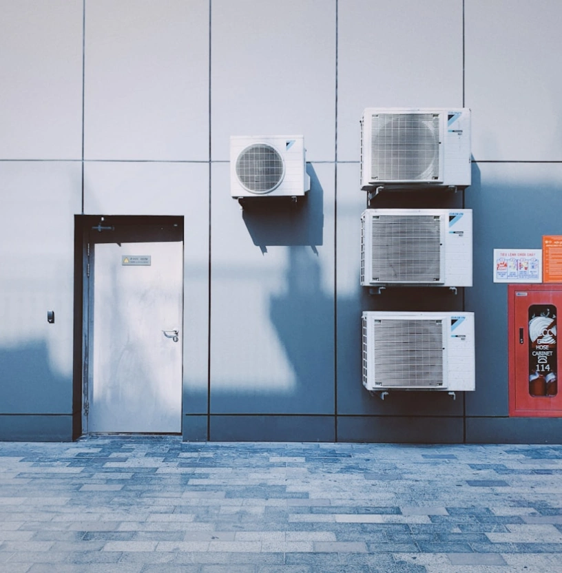 Řada venkovních jednotek klimatizace Daikin na fasádě logistické haly