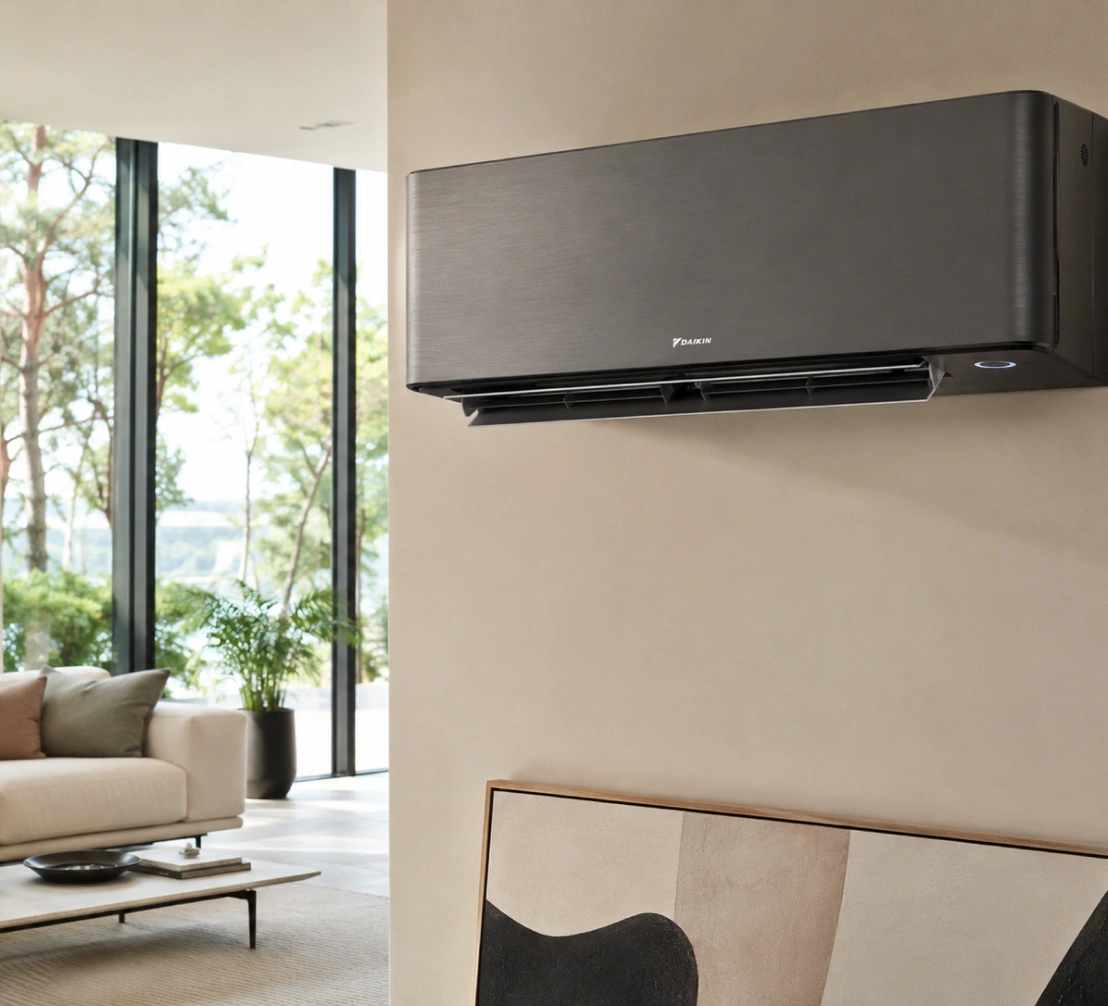 Černá designová nástěnná klimatizace Daikin v moderním obývacím pokoji