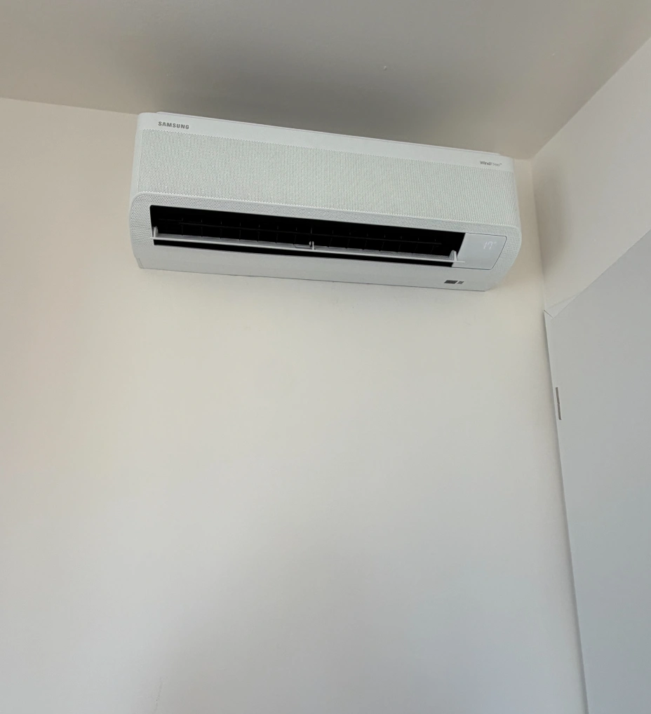 Detail bílé nástěnné vnitřní klimatizační jednotky Samsung WindFree s mikrootvory